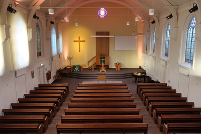 De kerkzaal met 200 zitplaatsen vanaf boven