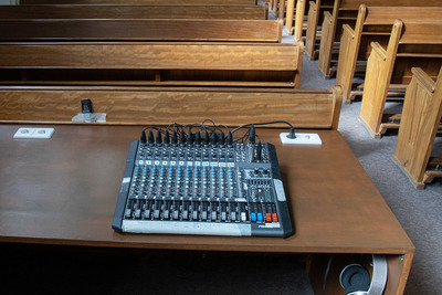 Het geluidspaneel in de kerkzaal